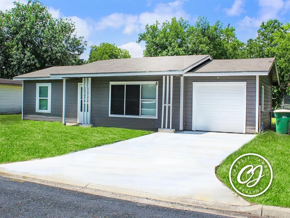Unit for sale at 1003 Oliver Street, Victoria, TX 77901