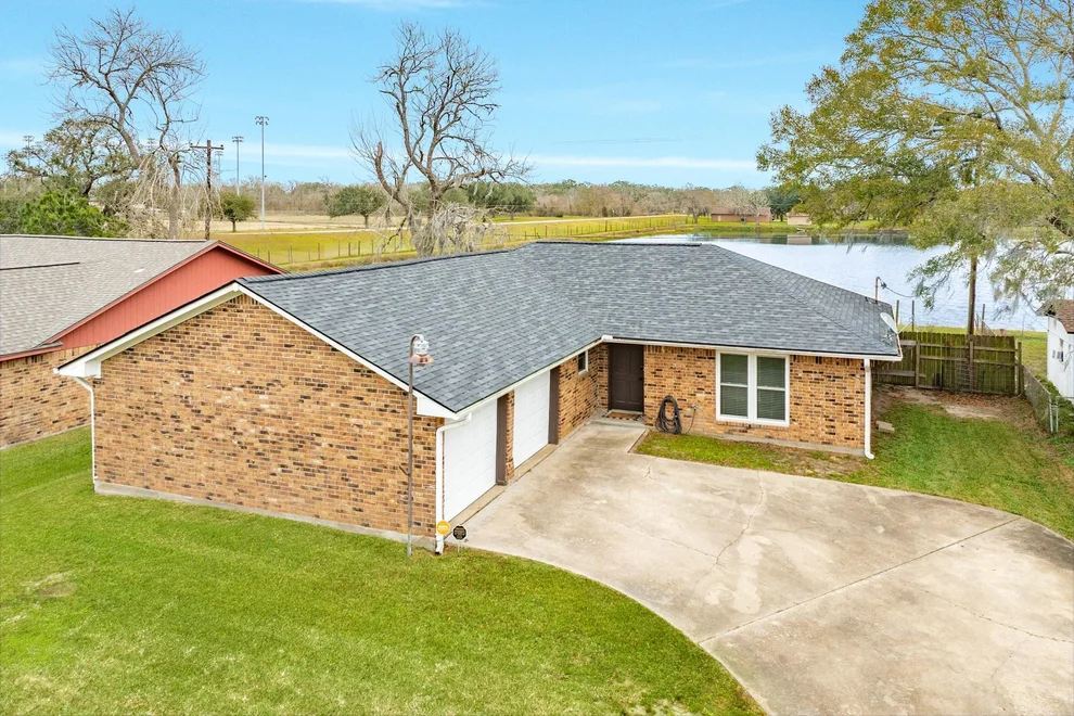 Unit for sale at 239 Lakewood Drive, Clute, TX 77531
