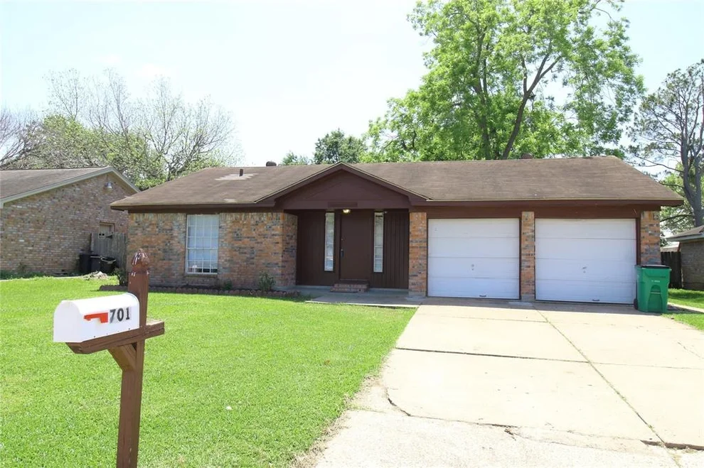 Unit for sale at 701 Meadowglen Drive, Baytown, TX 77521