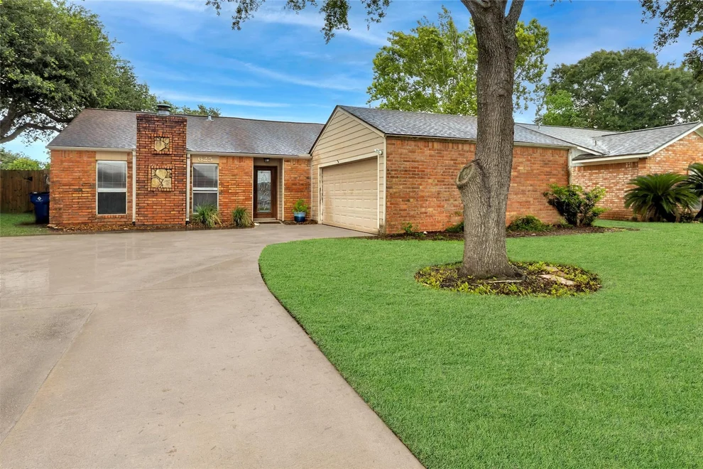 Unit for sale at 625 S Remington Drive, Angleton, TX 77515