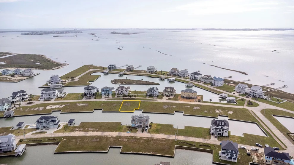 Unit for sale at 12 Sugarloaf Street, Hitchcock, TX 77563