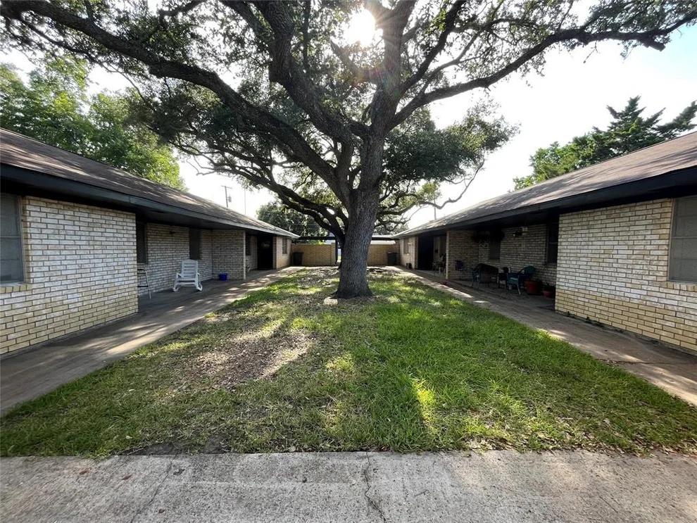 Unit for sale at 908-914 Avenue H, Bay City, TX 77414