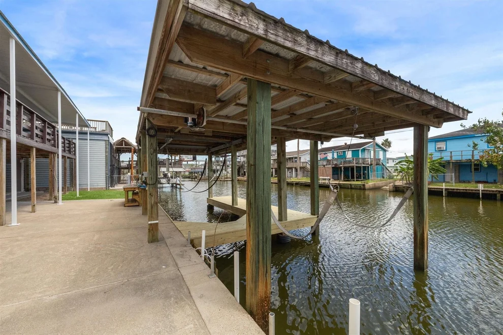 Unit for sale at 33 Lakeside Drive, Hitchcock, TX 77563