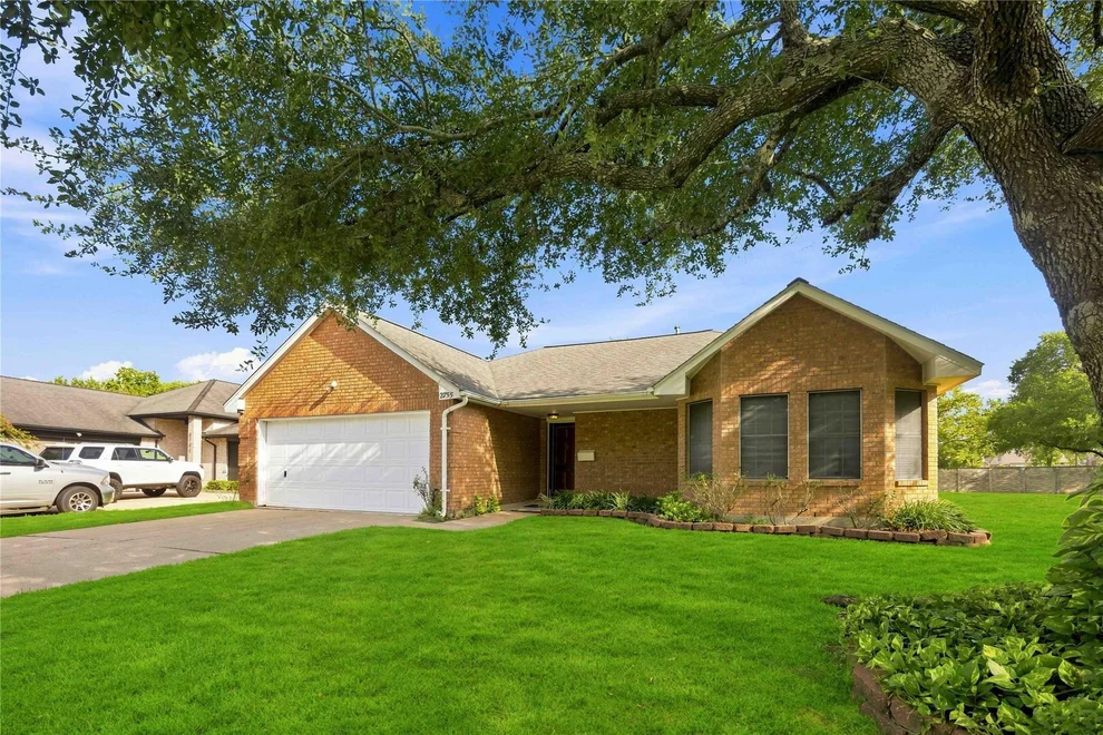 Unit for sale at 2755 N Larkspur Circle, Pearland, TX 77584