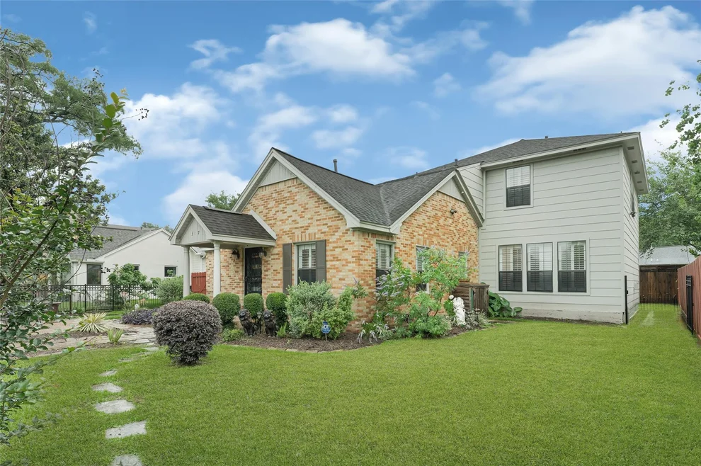 Unit for sale at 317 Avenue Of Oaks Street, Houston, TX 77009