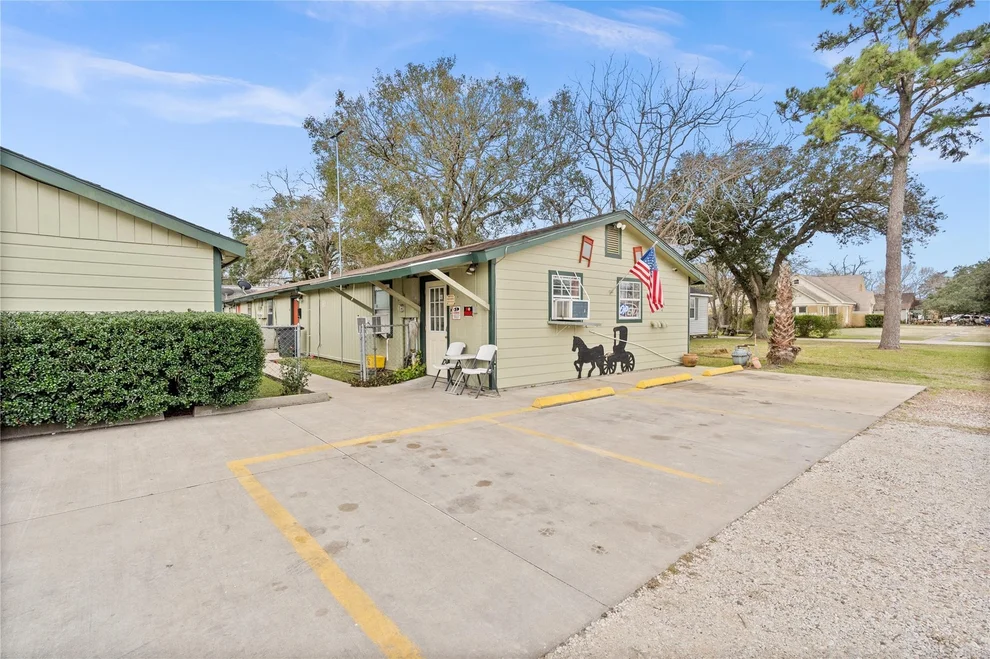 Unit for sale at 2200 Peach Avenue, Bay City, TX 77414