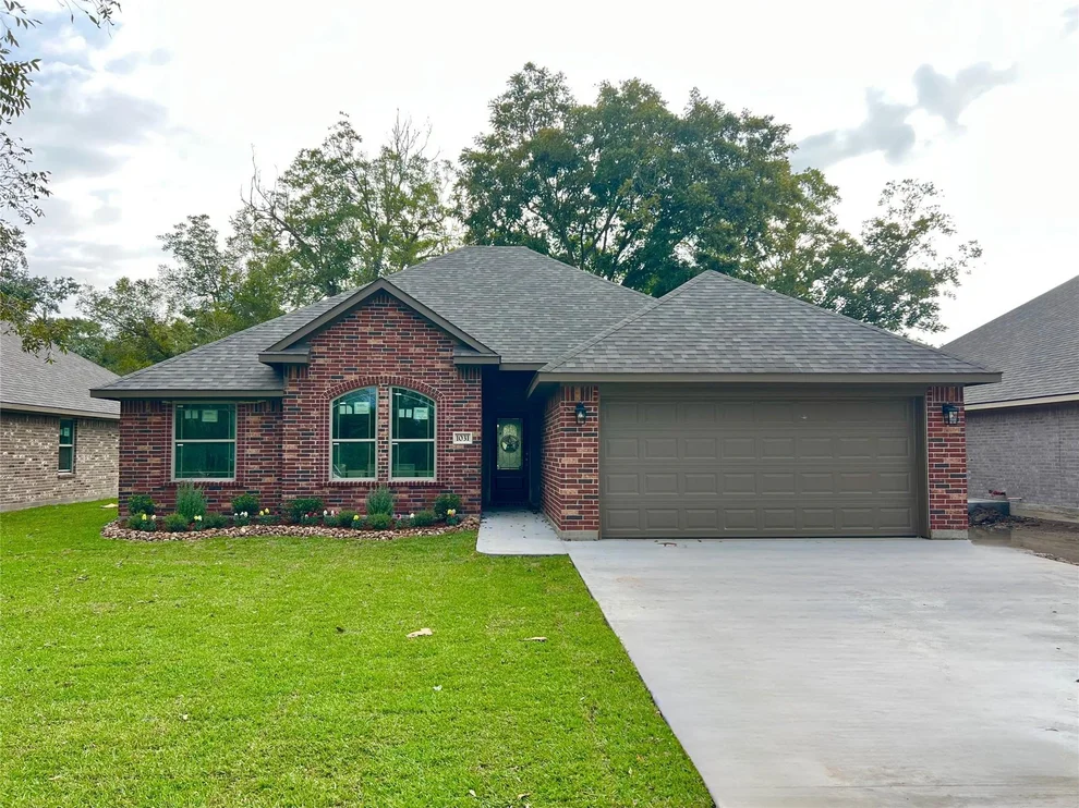 Unit for sale at 1031 S Anderson Street, Angleton, TX 77515