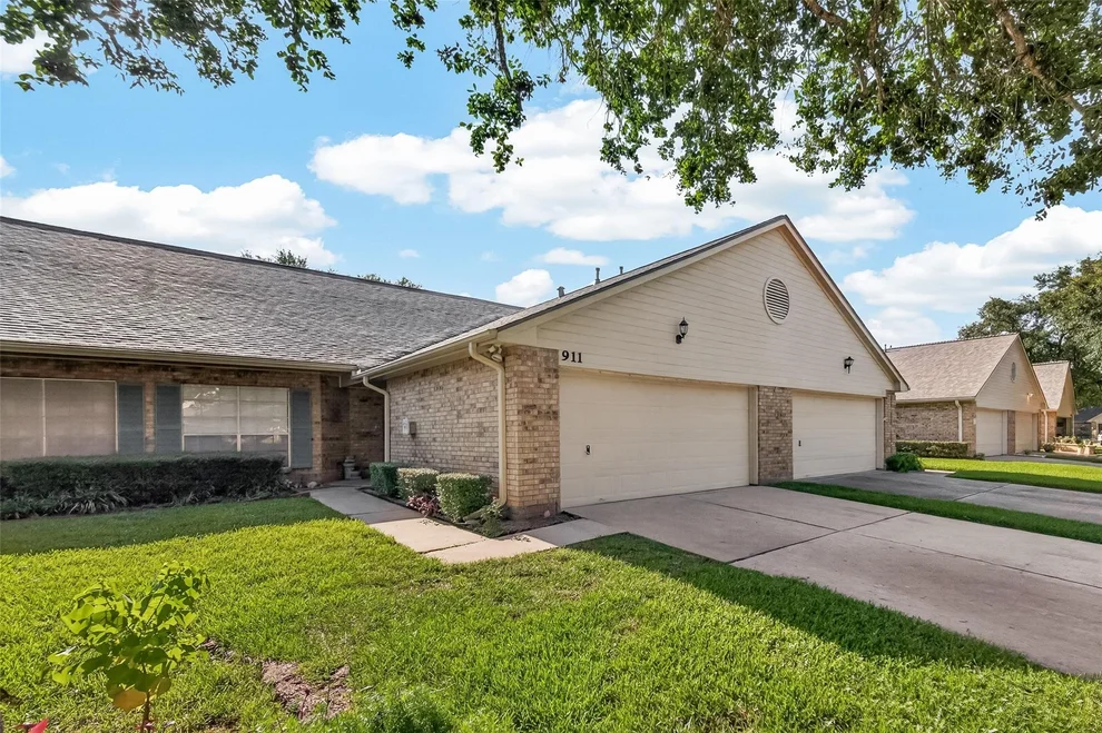 Unit for sale at 911 Woodfern Glen Lane, Pearland, TX 77584