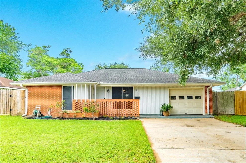 Unit for sale at 123 S Yaupon Street, Lake Jackson, TX 77566