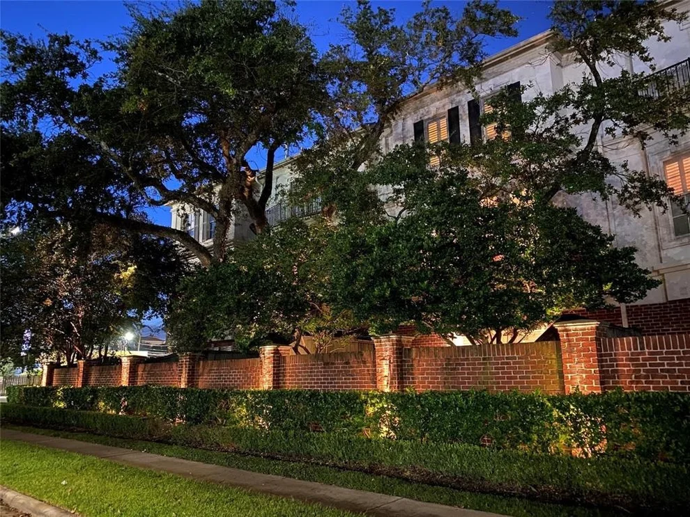 Unit for sale at 2514 South Boulevard, Houston, TX 77098