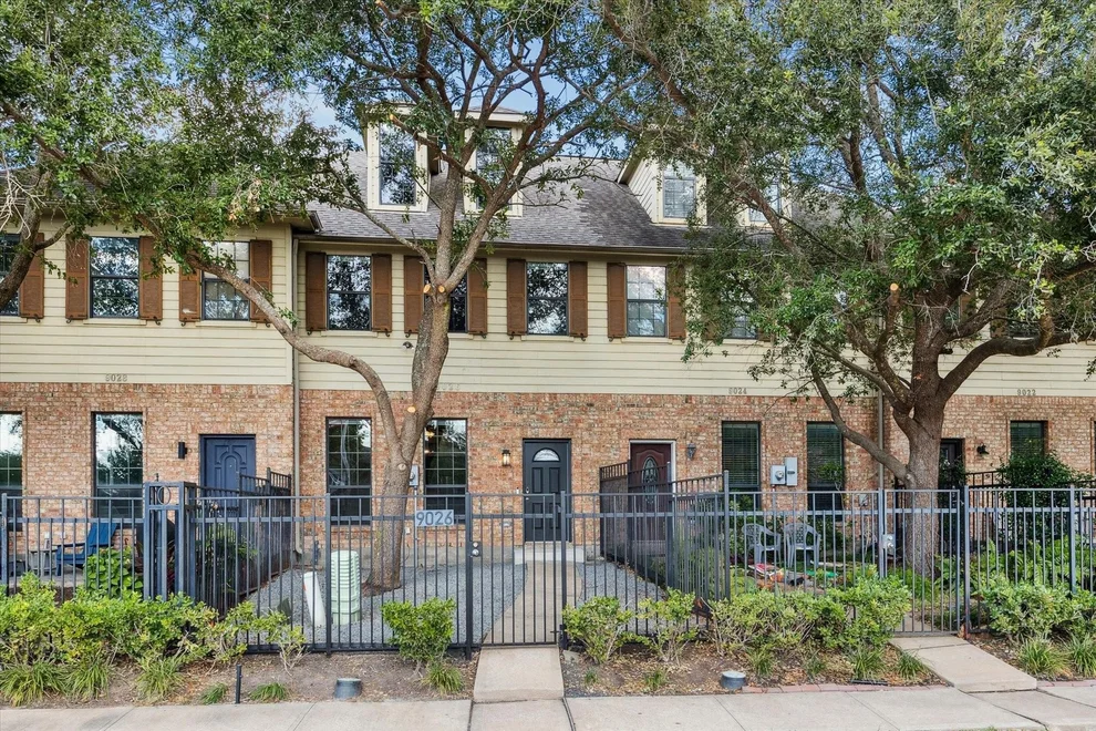 Unit for sale at 9026 Lakes At 610 Drive, Houston, TX 77054