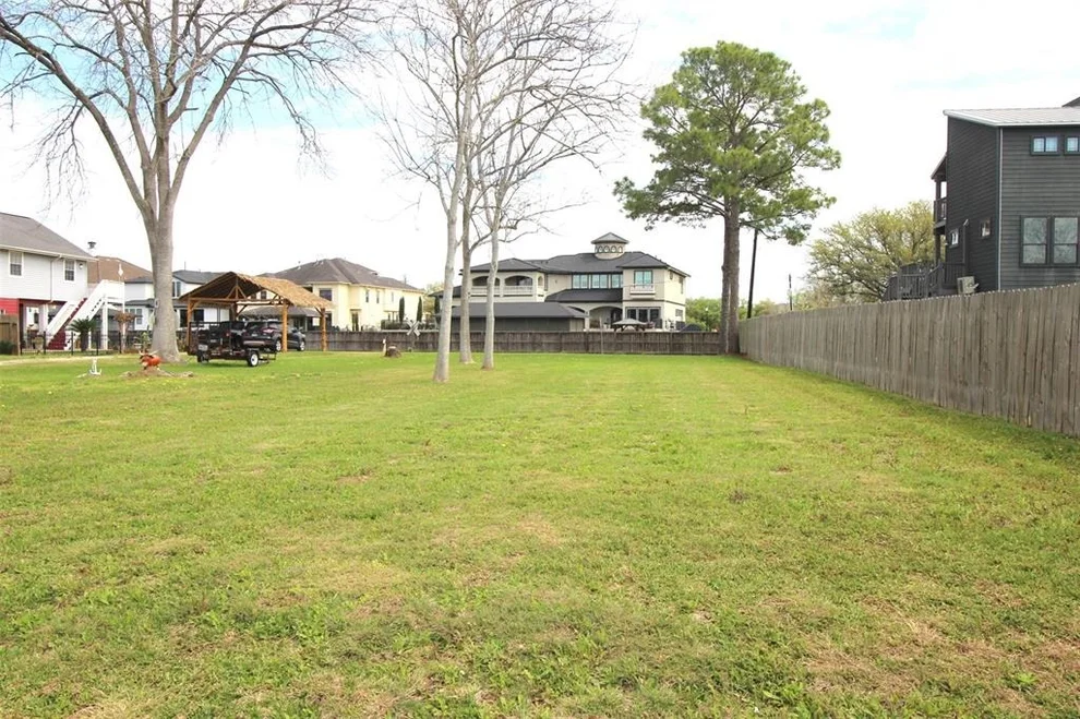 Unit for sale at 413 Lakeside Drive, League City, TX 77565