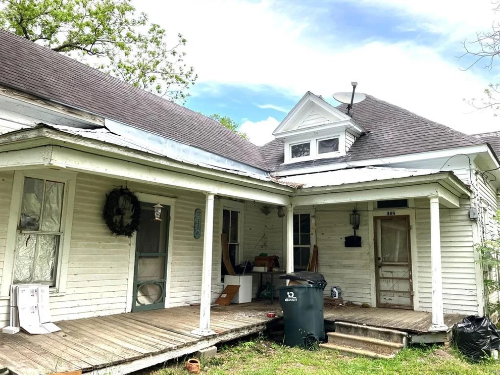 Unit for sale at 308 S East Street, Edna, TX 77957