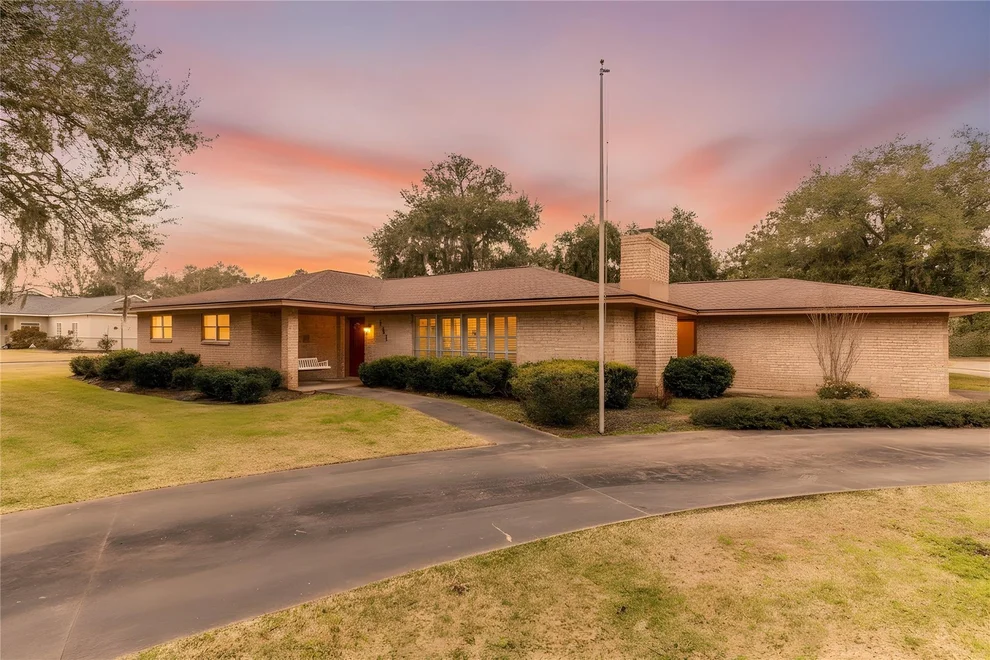 Unit for sale at 102 Paradise Valley Drive, West Columbia, TX 77486