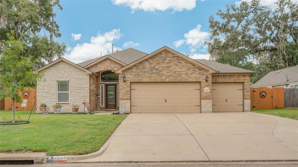 Unit for sale at 2224 Riveroaks Drive, West Columbia, TX 77486