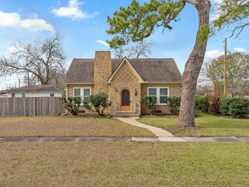 Unit for sale at 2500 Avenue E, Bay City, TX 77414