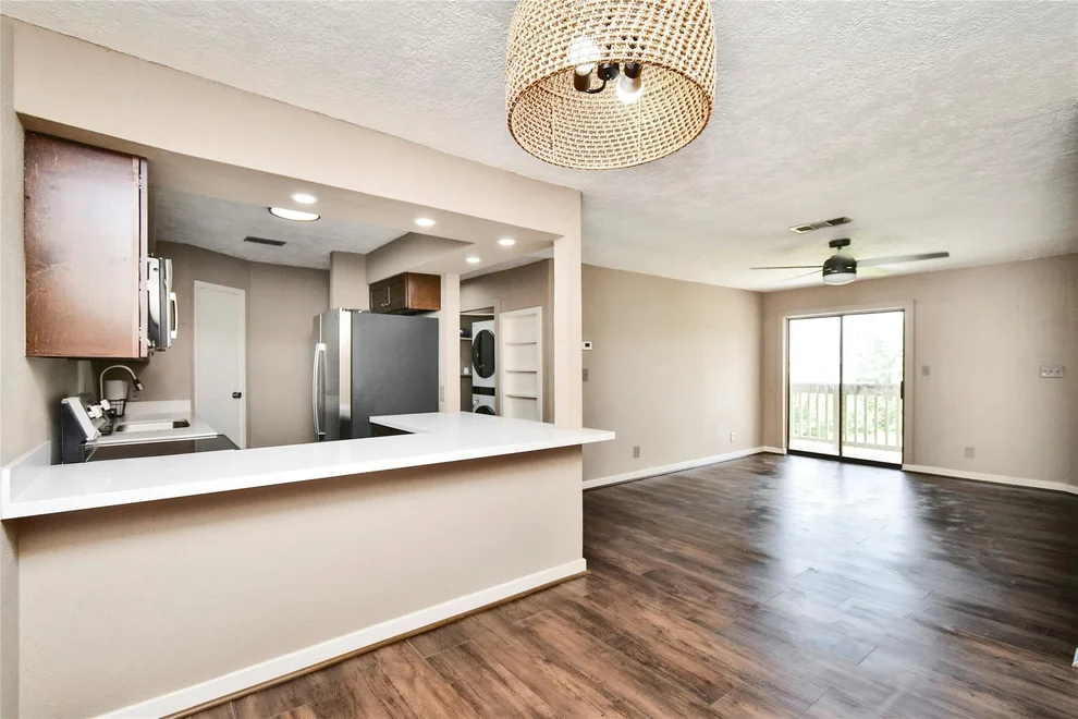 Unit for sale at 2501 Gulf Freeway, Dickinson, TX 77539