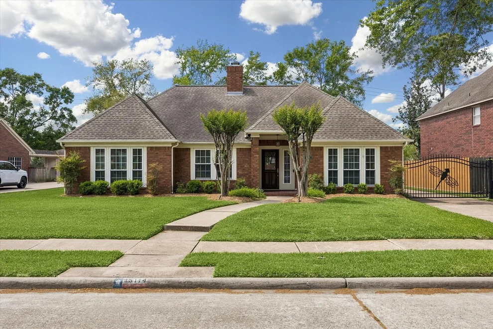Unit for sale at 15114 Greenleaf Lane, Houston, TX 77062