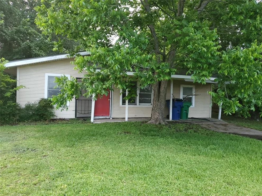 Unit for sale at 905 E Mulberry Street, Angleton, TX 77515