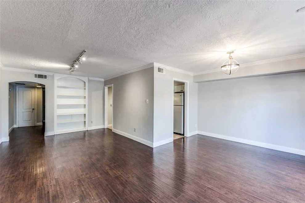 Unit for sale at 372 N Post Oak Lane, Houston, TX 77024