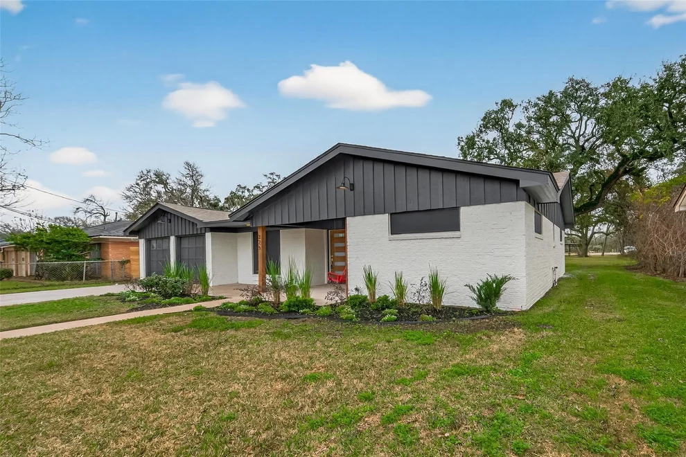 Unit for sale at 325 Hargett Street, Clute, TX 77531