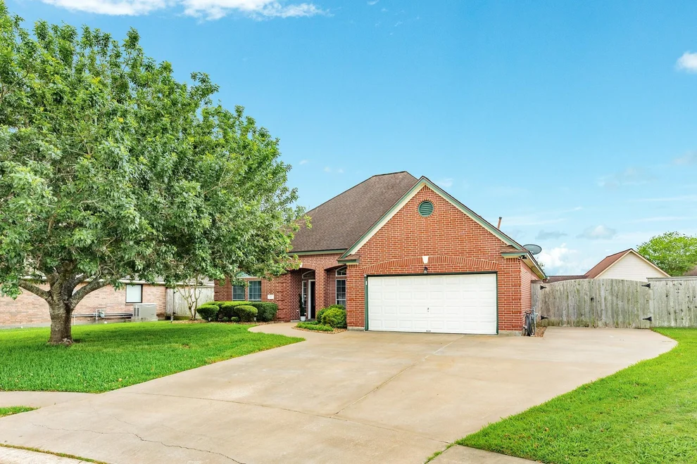 Unit for sale at 115 Warbler Ct, Richwood, TX 77531