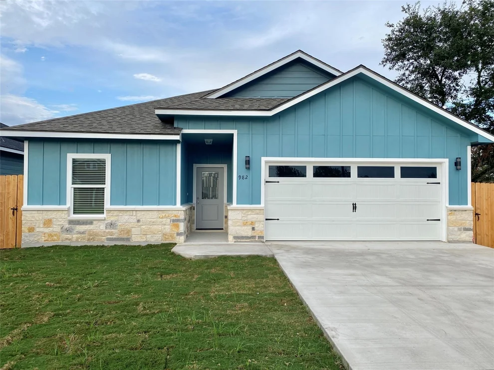 Unit for sale at 982 S Navarro, Giddings, TX 78942