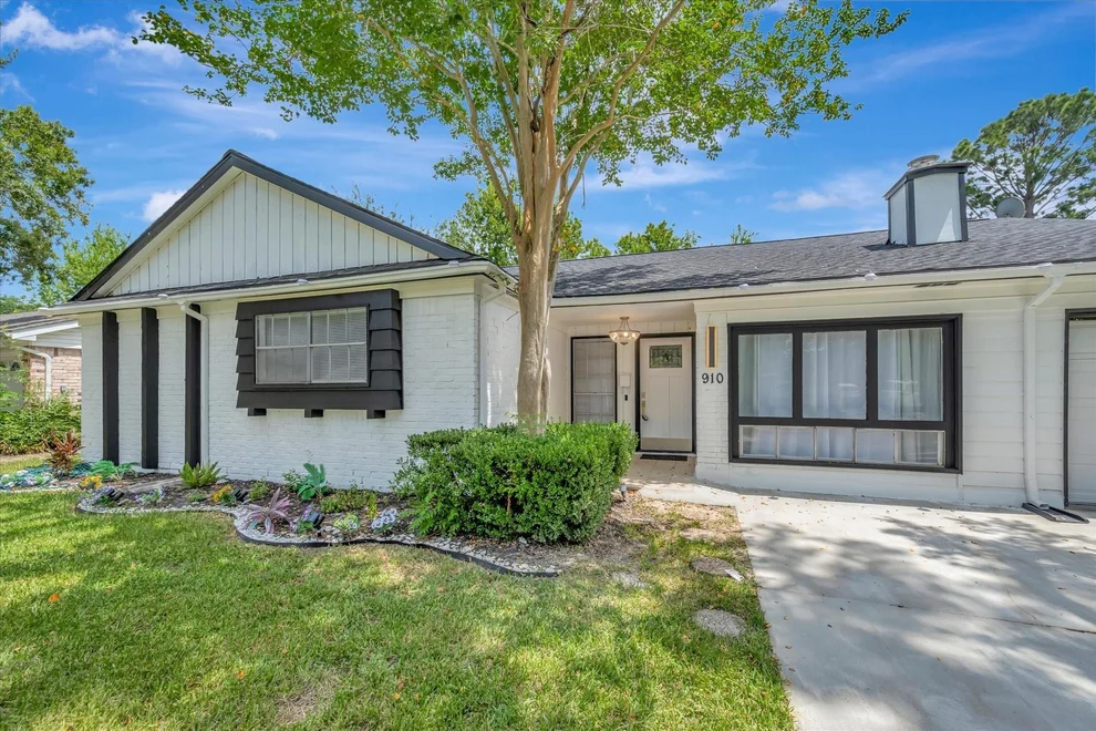 Unit for sale at 910 Beachcomber Lane, Houston, TX 77062