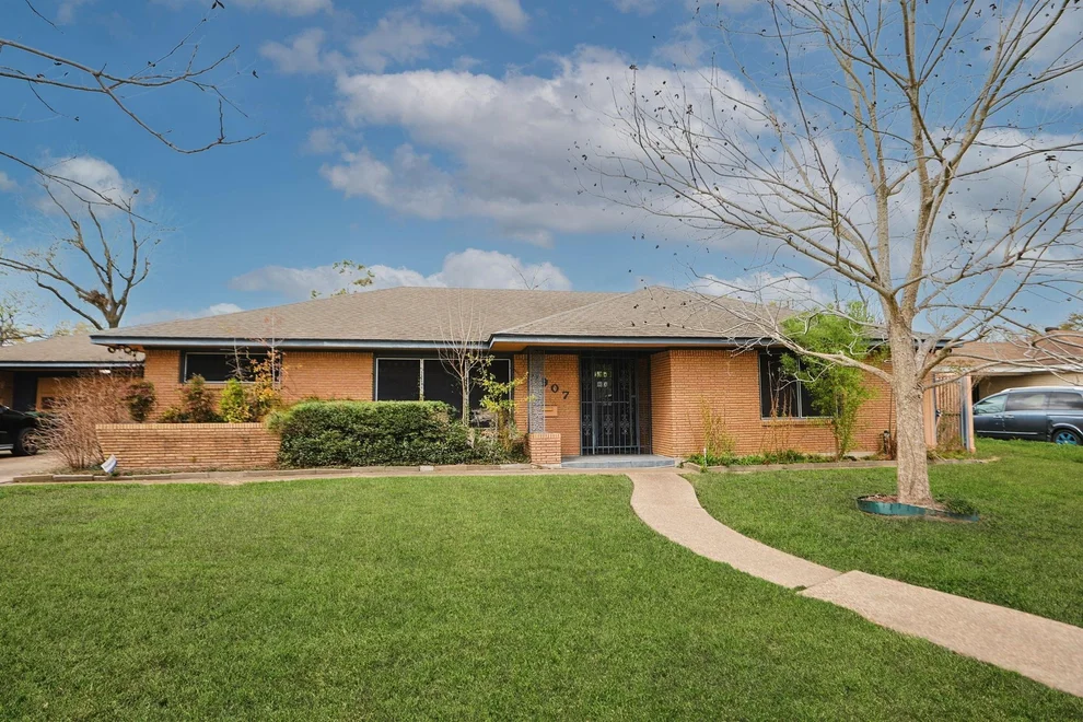 Unit for sale at 7907 Montglen Drive, Houston, TX 77061