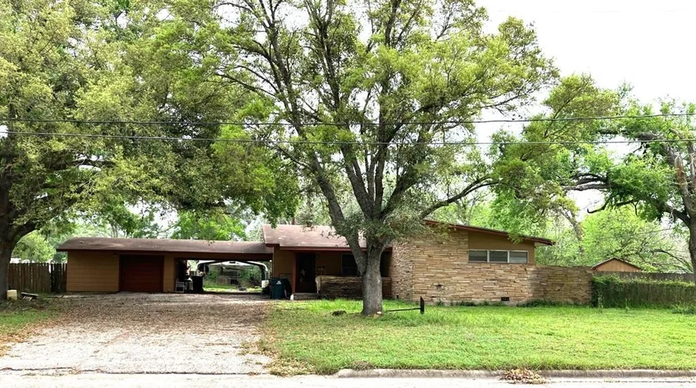 Unit for sale at 612 Flournoy Street, Edna, TX 77957
