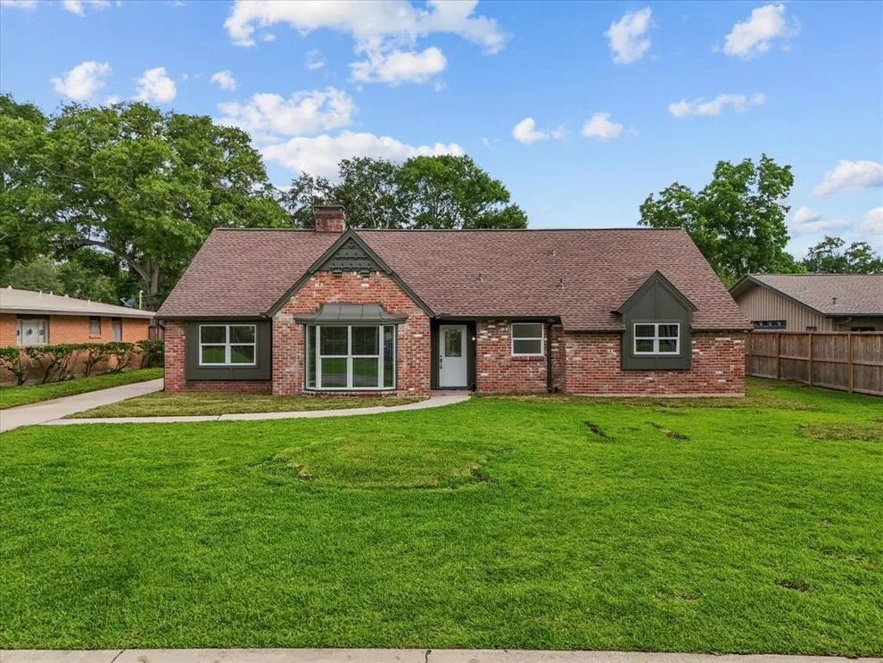 Unit for sale at 110 Harborcrest Drive, Taylor Lake Village, TX 77586
