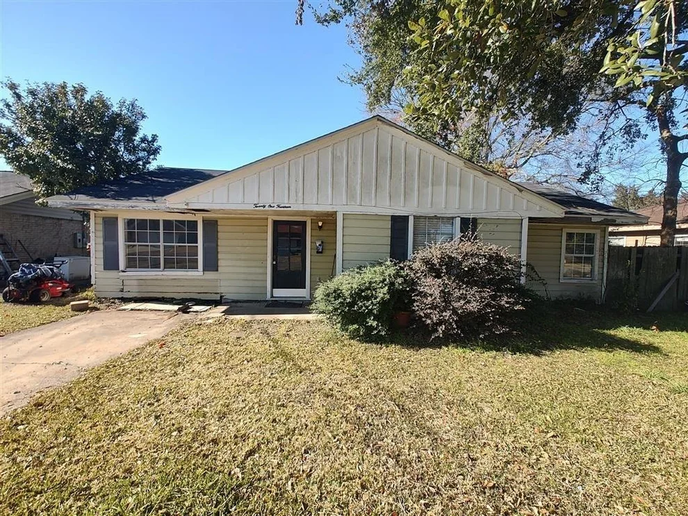 Unit for sale at 2114 7th Street, Port Neches, TX 77651