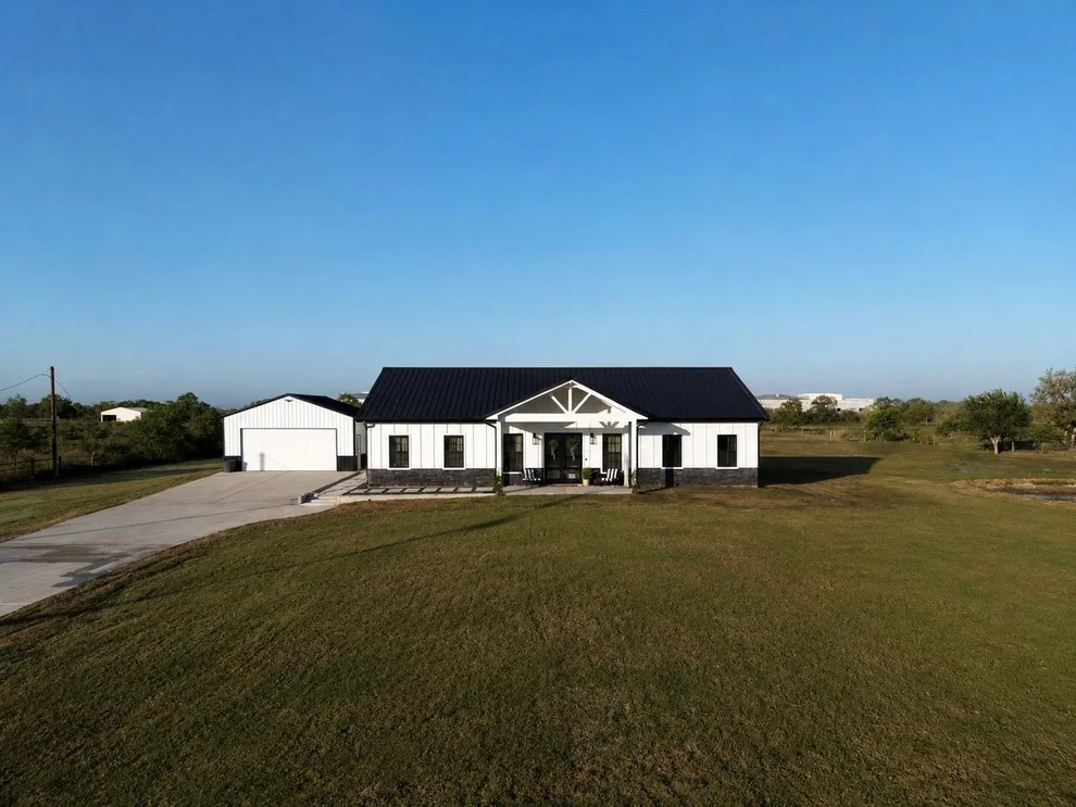 Unit for sale at 2015 Settlers Court Dr, Sealy, TX 77474