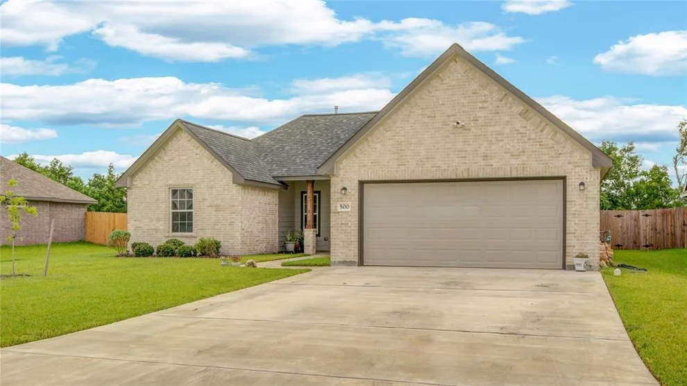 Unit for sale at 500 Yorktown Avenue, Clute, TX 77531