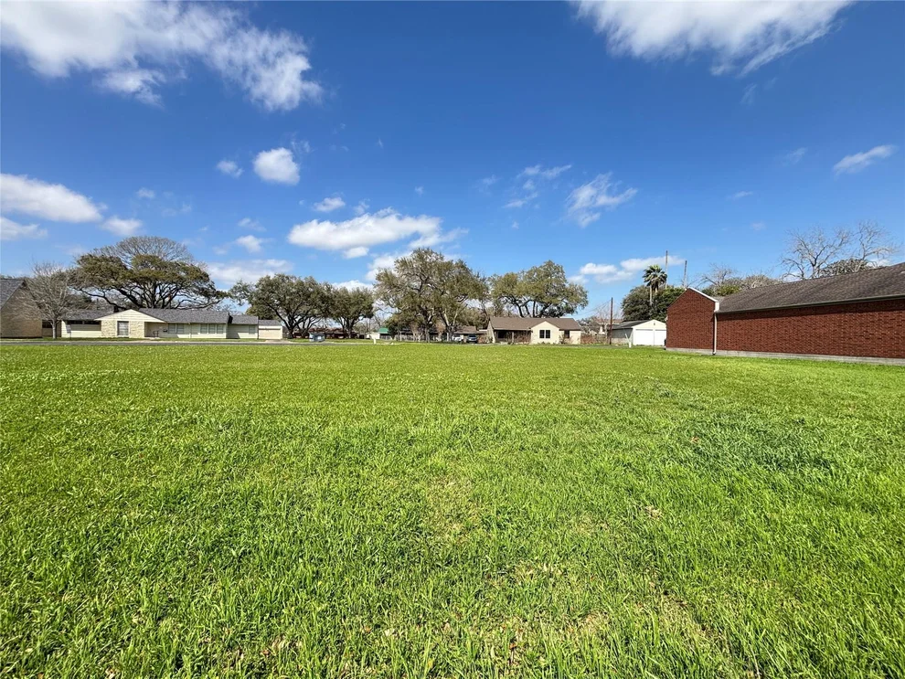 Unit for sale at 305 Mayfair Circle, Wharton, TX 77488