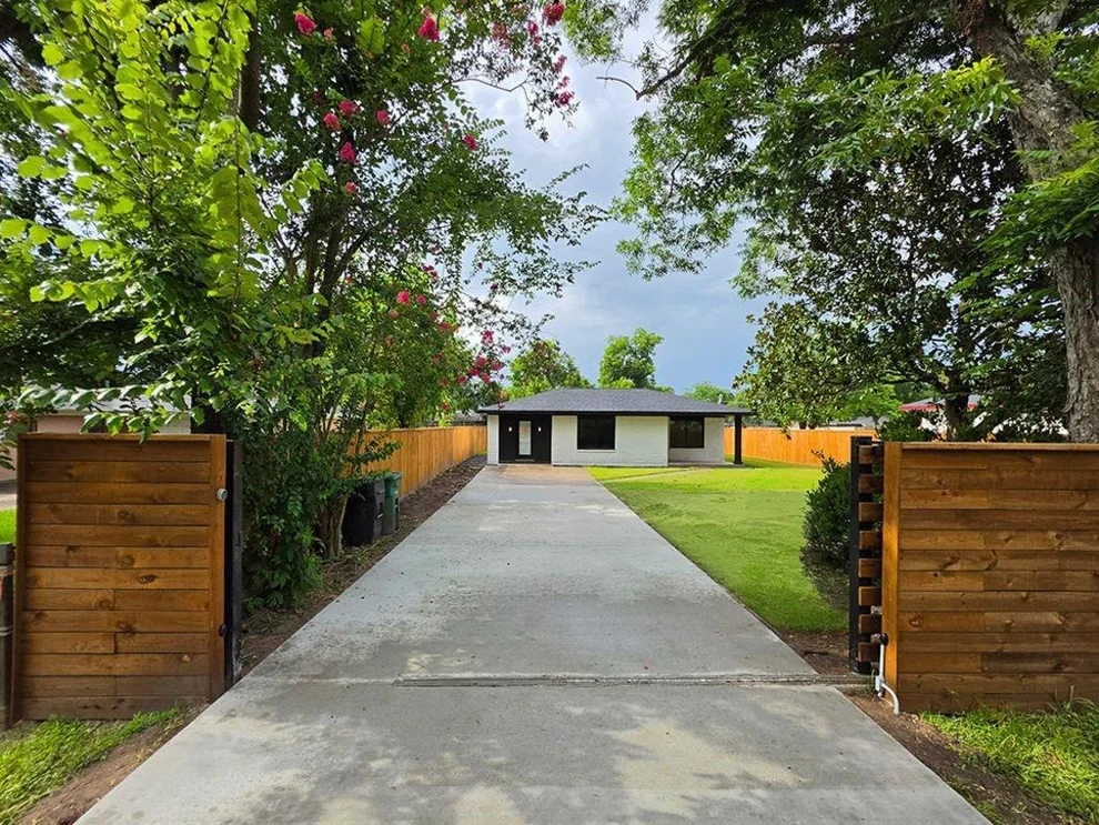 Unit for sale at 906 Dewalt Street, Houston, TX 77088