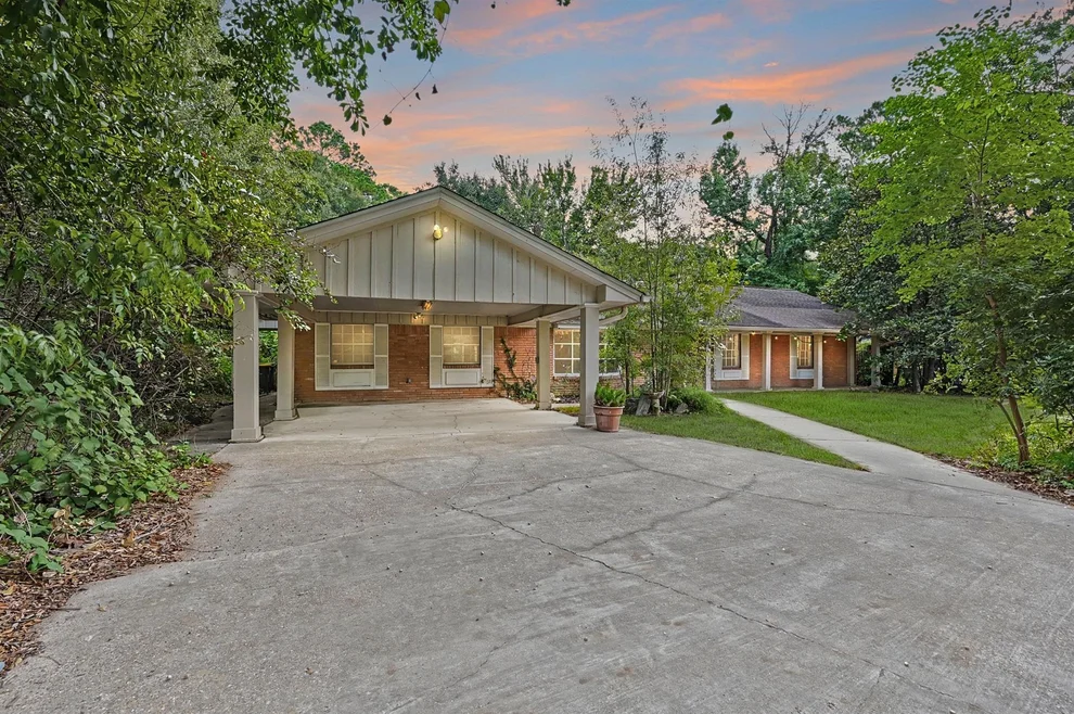 Unit for sale at 114 N Woodsway Street E, Conroe, TX 77301