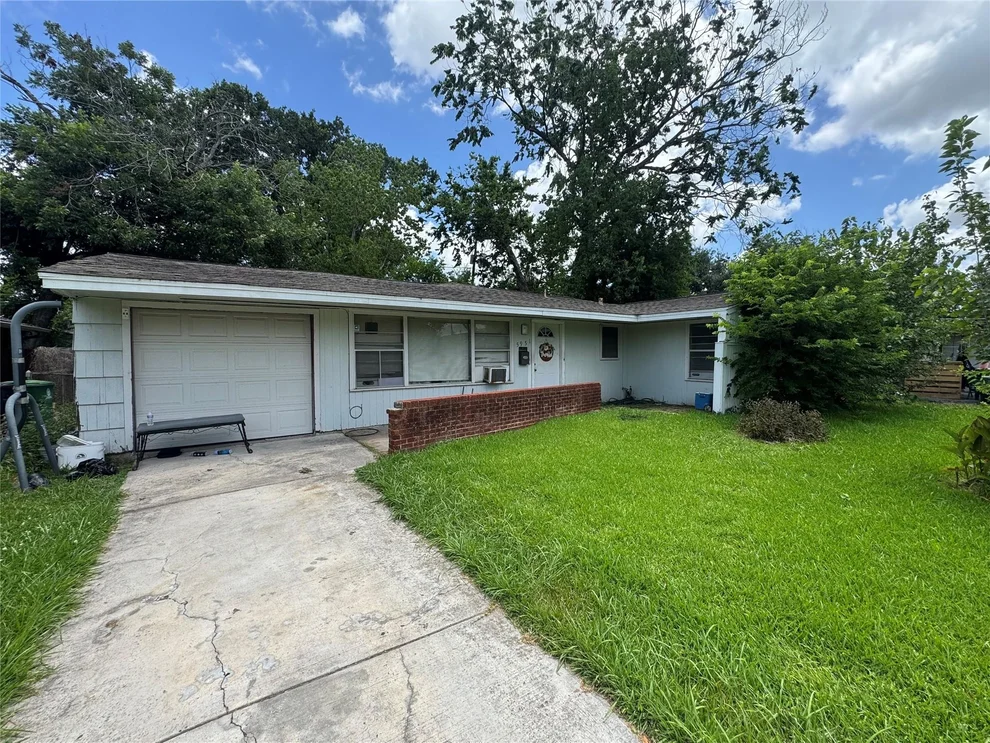 Unit for sale at 5951 Willow Glen Drive, Houston, TX 77033