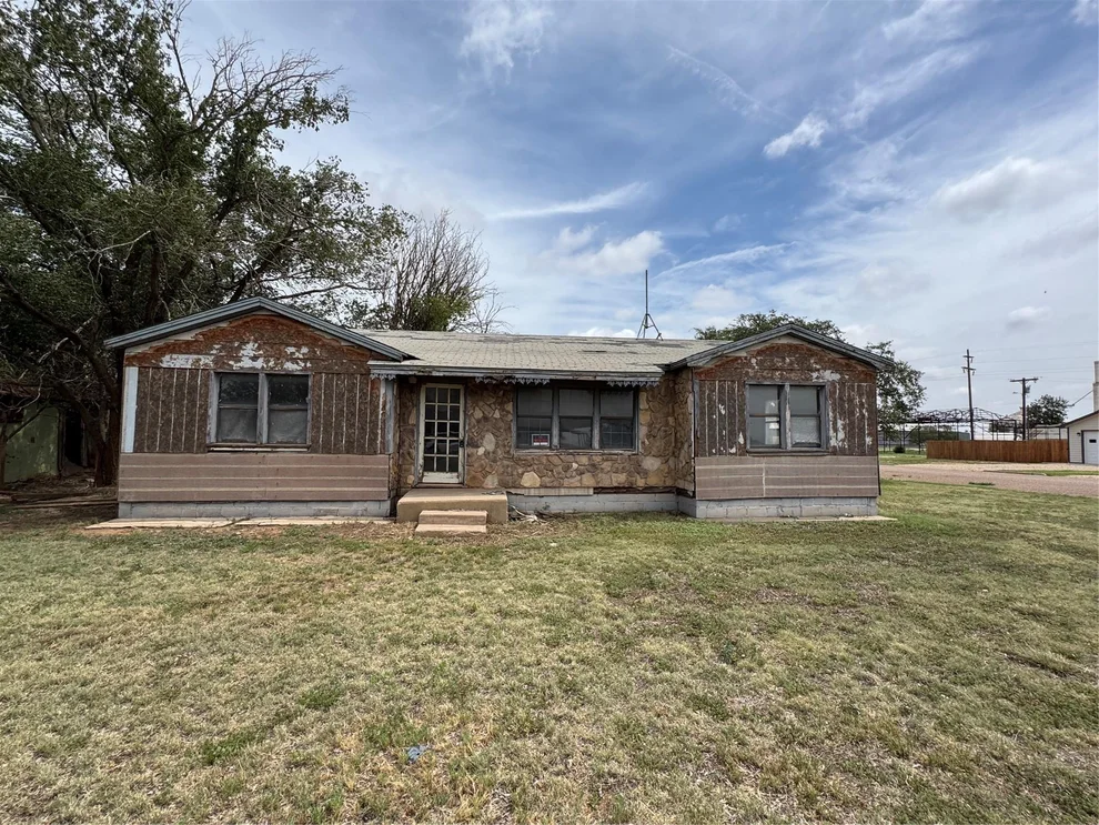 Unit for sale at 200 W 2nd Street, Edmonson, TX 79032