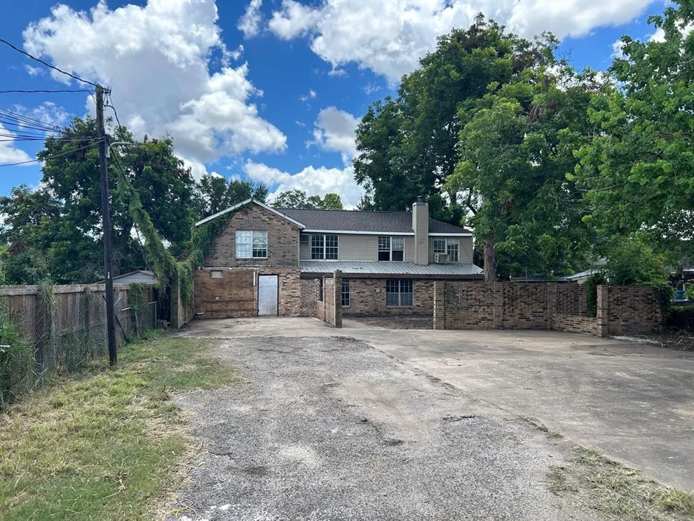 Unit for sale at 610 Caperton & 611 Crosstimbers Street, Houston, TX 77022
