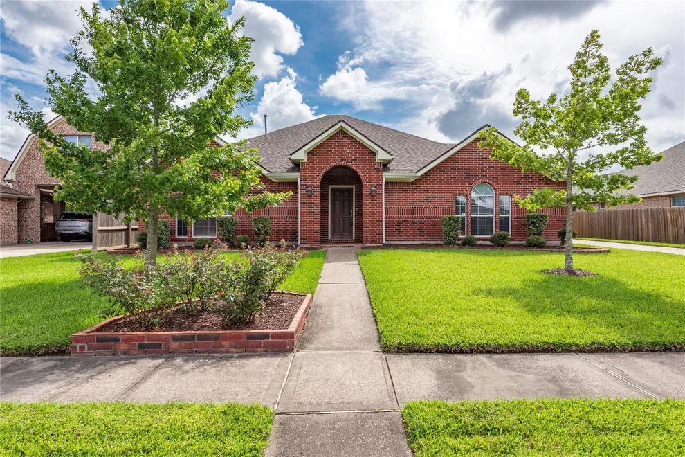 Unit for sale at 411 Senna Avenue, League City, TX 77573
