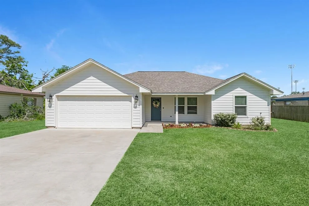 Unit for sale at 127 Lakewood Drive, Clute, TX 77531