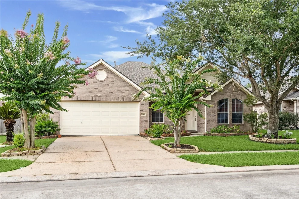 Unit for sale at 2708 Courtyard Lane, Pearland, TX 77584