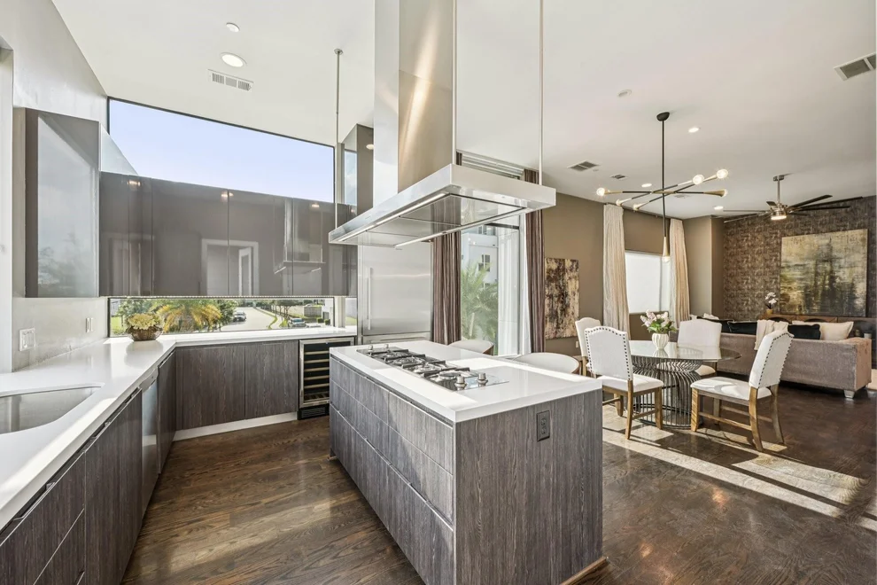 Unit for sale at 5929 E Post Oak Lane, Houston, TX 77055