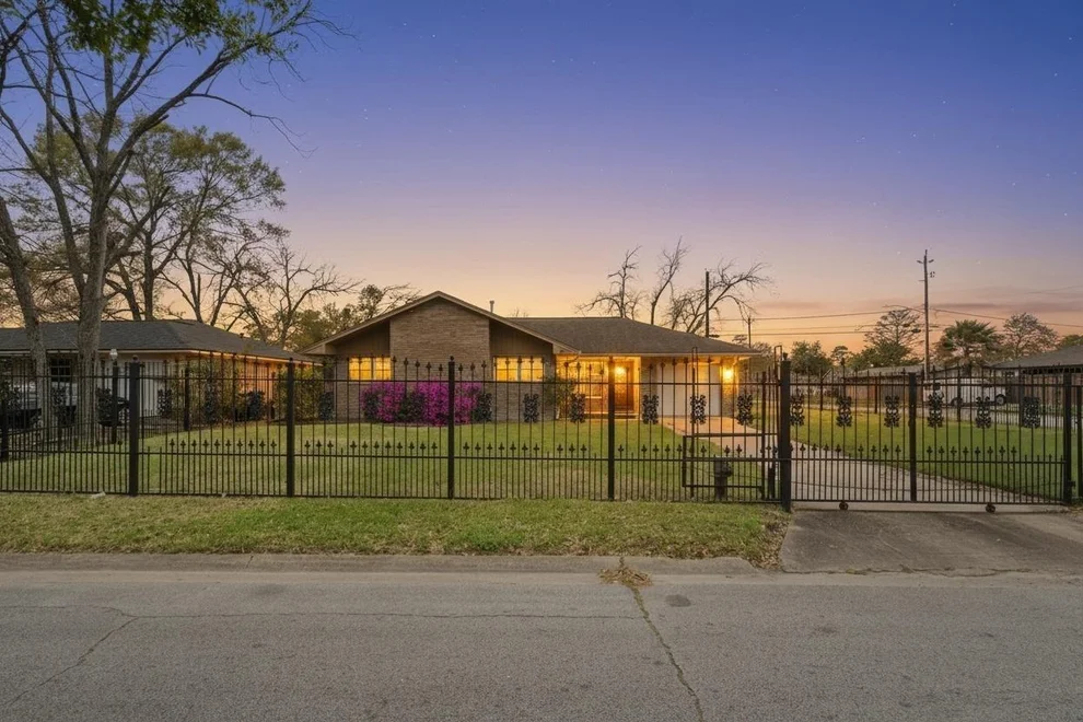 Unit for sale at 10229 Royal Oaks Drive, Houston, TX 77016