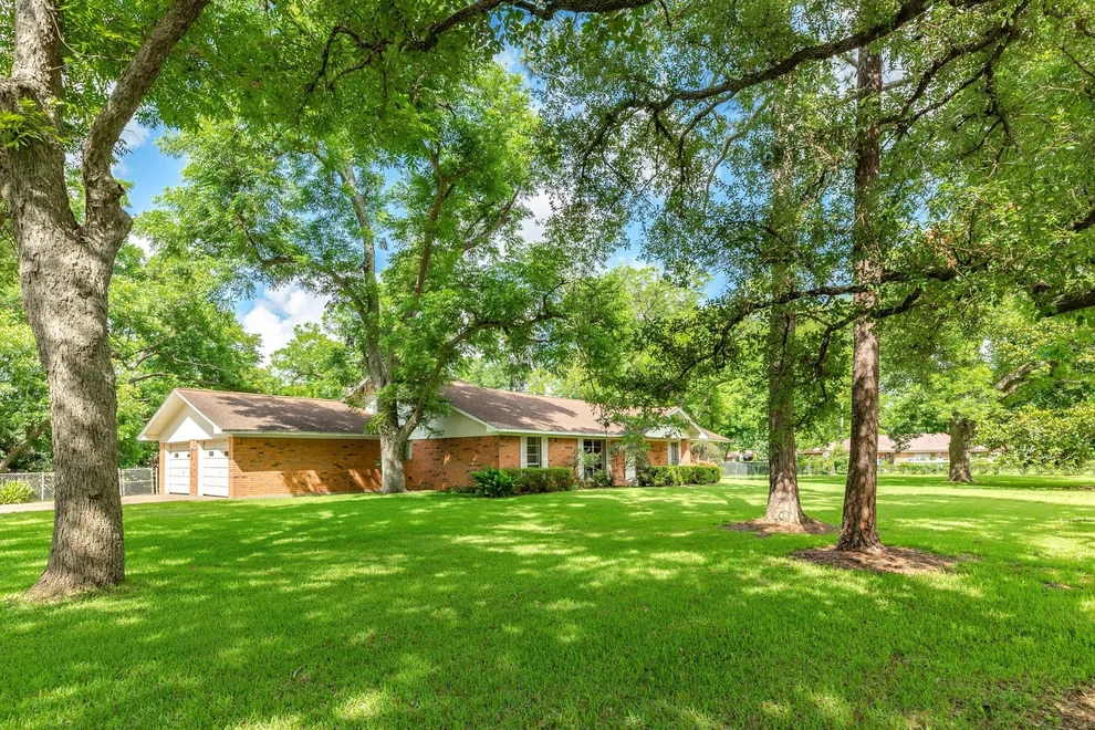 Unit for sale at 120 Southern Oaks Drive, Lake Jackson, TX 77566