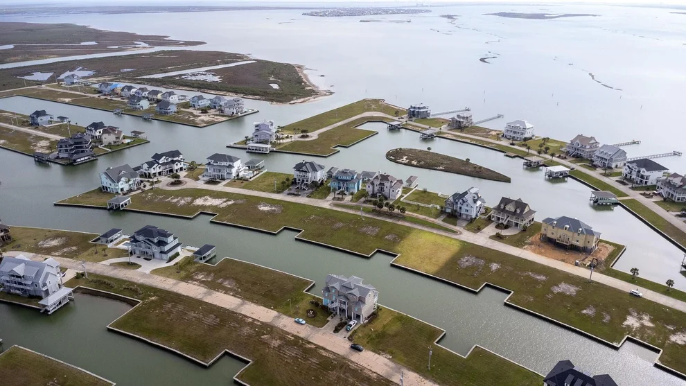 Unit for sale at 10 Sugarloaf, Hitchcock, TX 77563