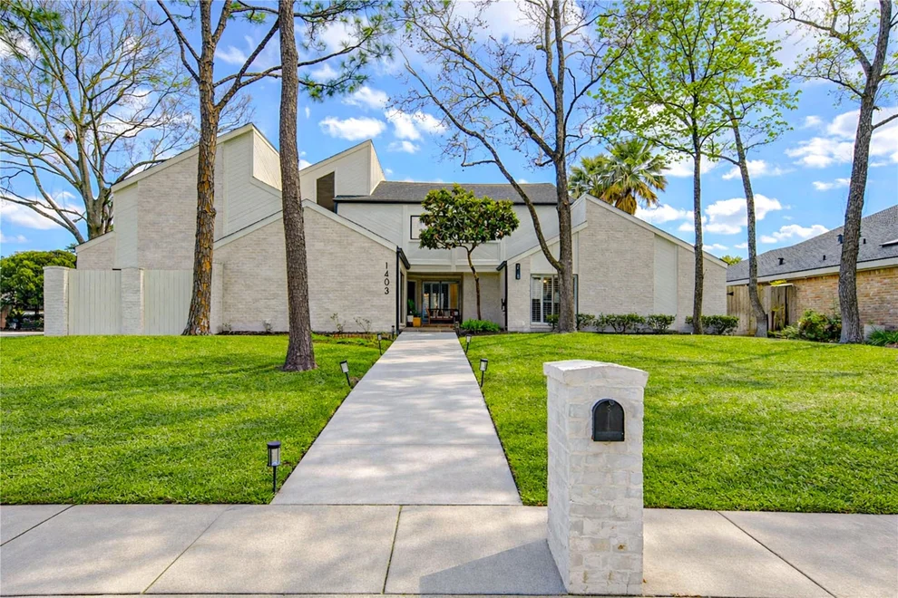Unit for sale at 1403 E Brooklake Drive, Houston, TX 77077