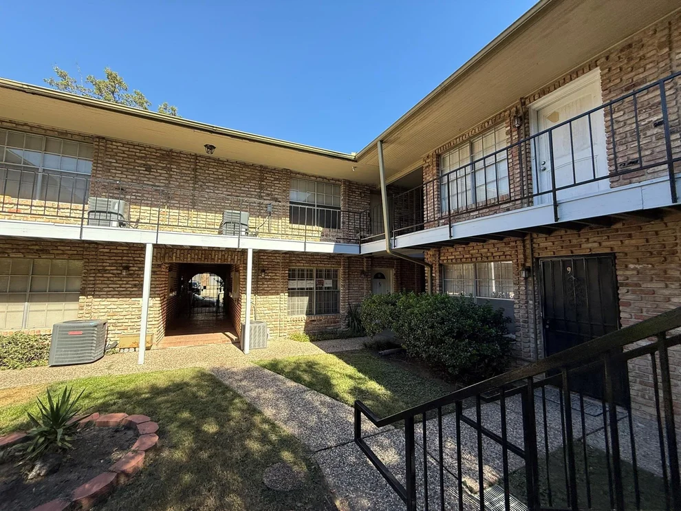 Unit for sale at 6401 Skyline Drive, Houston, TX 77057