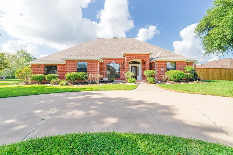 Unit for sale at 203 Canyon Oak Drive, Lake Jackson, TX 77566